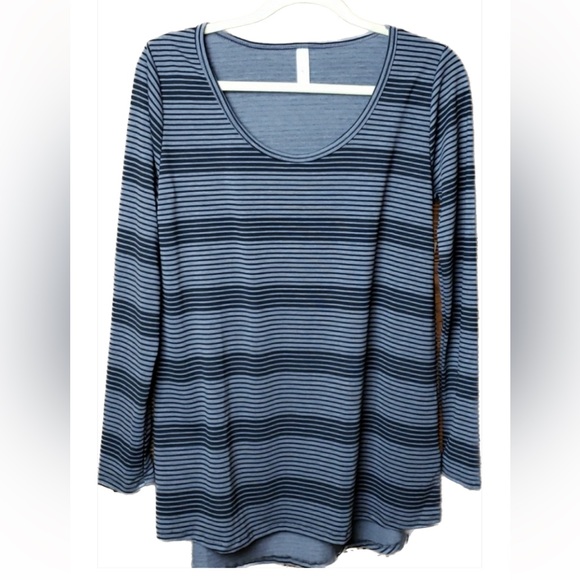 New LulaRoe Lynnae Top Size Medium - Picture 1 of 3